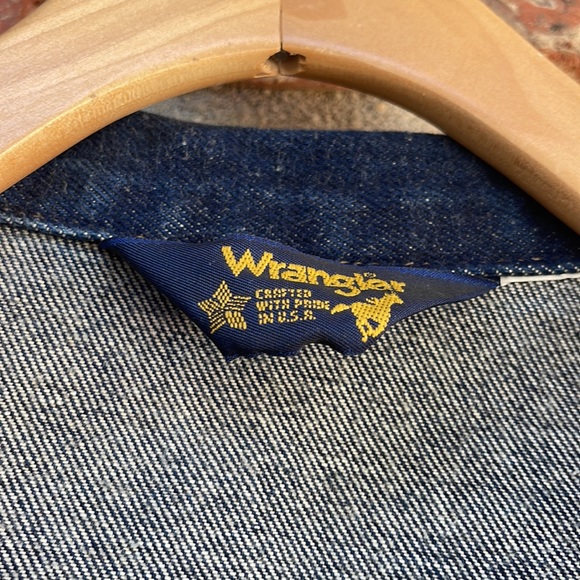 One of a kind vintage Wrangler hand painted denim jacket. - Picture 4 of 10